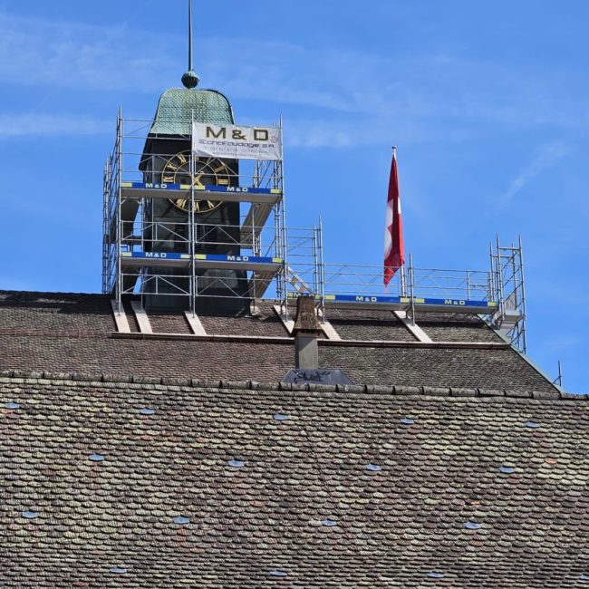 Photo d'un clocher en rénovation, entouré d'échafaudage de la société MD Echafaudage SA